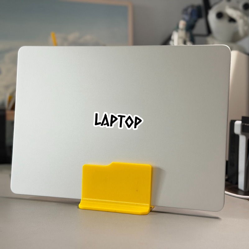 Laptop Stand Riser - 1個入り、縦型ノートパソコンスタンド。デュアルスロット式で、デスクトップに設置できるノートパソコンホルダー。省スペース設計で、タブレットやデスクトップの整理整頓にも役立つ。